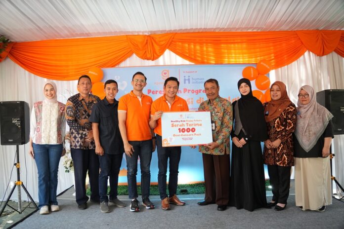 (Ketiga dari kiri) Abdul Mughni General Manager Program Management Human Initiative, Diky Risbianto Head of Communication and Corporate Affair PT DFI Retail Nusantara Tbk, Malvin Tarigan Head of Marketing Guardian Indonesia, dan Muhamad Yasin Kurniawan, S.pd, M.pd Kepala Sekolah SDN Kasin Malang, dalam sesi seremonial serah terima 1,000 Guardiancares Pack di SDN Kasin Malang (15/8). Kegiatan ini menjadi tanda komitmen Guardian dalam membantu anak-anak Indonesia mendapatkan akses kesehatan dan kebersihan yang layak di lingkungan sekolah. foto dok. guardian indonesia