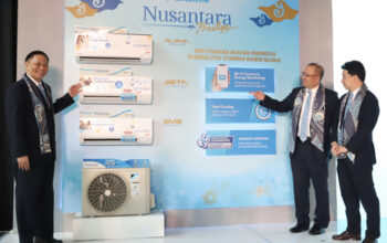 (Dari kiri) Presiden Direktur PT Daikin Industries Indonesia (DIID) Khamhaeng Boonthavee, Presiden Direktur PT Daikin Airconditioning Indonesia (DID) Shinji Miyata, dan Presiden Direktur PT Daikin Airconditioning Indonesia (DID) Budi Mulia di acara peluncuran produk Nusantara Prestige. Program trade-in ini menjadi debut pemasaran Nusantara Prestige, seri AC terbaru DAIKIN yang dirancang, diproduksi, dan disesuaikan dengan kebutuhan iklim serta gaya hidup masyarakat Indonesia. foto dok. daikin