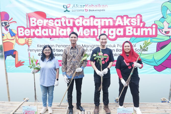 Penanaman Mangrove: Penanaman bibit mangrove oleh Anggit Hernowo, COO & Co-founder BenihBaik.com, Dicky Dahler, Department Head Syndication & Financial Institution Non Bank Group PT Bank Rakyat Indonesia Tbk, Victor Putra Lesmana, Direktur PT Bukalapak.com Tbk, dan Yenny Wahid, Komisaris Independen dan ESG Ambassador PT Bukalapak.com Tbk. Selasa, 12/08. foto dok. bukalapak