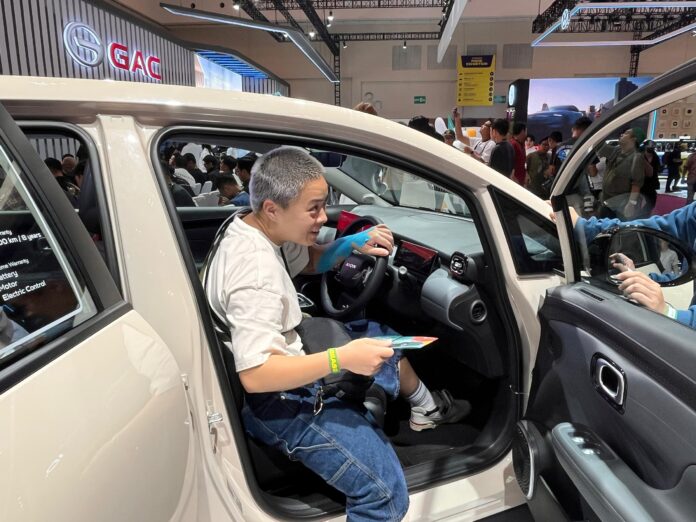 Modifikasi AION V Curi Perhatian Pengunjung GIIAS 2025