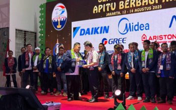 (Dari kiri) Ketua Asosiasi Praktisi Pendingin dan Tata Udara (APITU) Indonesia Agus Susilo dan Direktur PT Daikin Airconditioning Indonesia (DID) Budi Mulia saat penyerahan plakat penghargaan atas dukungan DAIKIN pada penyelenggaraan APITU Berbagi XIII yang diselenggarakan di Bogor (13/08). Dukungan ini menjadi bagian dari komitmen DAIKIN untuk memperkuat kompetensi teknisi serta membangun ekosistem industri tata udara berstandar global di Indonesia. foto dok. daikin
