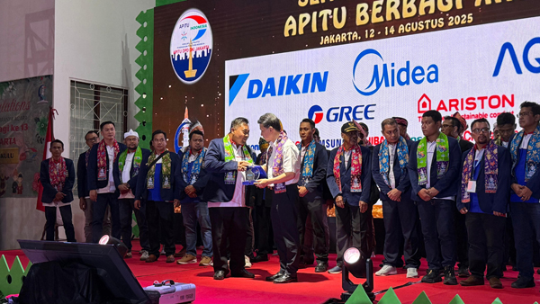 (Dari kiri) Ketua Asosiasi Praktisi Pendingin dan Tata Udara (APITU) Indonesia Agus Susilo dan Direktur PT Daikin Airconditioning Indonesia (DID) Budi Mulia saat penyerahan plakat penghargaan atas dukungan DAIKIN pada penyelenggaraan APITU Berbagi XIII yang diselenggarakan di Bogor (13/08). Dukungan ini menjadi bagian dari komitmen DAIKIN untuk memperkuat kompetensi teknisi serta membangun ekosistem industri tata udara berstandar global di Indonesia. foto dok. daikin