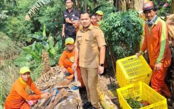 Cegah Banjir, Tumpukan Sampah di Kali Cijambe Kabupaten Bekasi Dibersihkan
