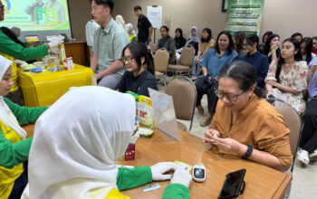Pemeriksaan gula darah gratis di area perkantoran di Jakarta besama Diabetasol.