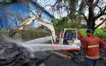 BPBD Kota Tangerang Terjunkan Alat Berat untuk Padamkan Kebakaran Limbah Karet