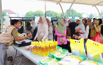 Ratusan Warga Antre Gerakan Pangan Murah Ngider Tangsel
