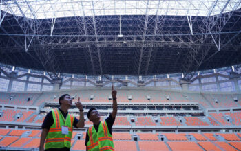 (Ki-ka) Business Development Manager PT NS BlueScope Indonesia Krisna Wijanarko dan Solution Sales Manager Marketing PT NS BlueScope Lysaght Indonesia Achmad Basuni meninjau bangunan Jakarta International Stadium (JIS) dalam rangkaian acara Construction Indonesia 2025 di Jakarta. Atap bangunan JIS menggunakan material Colorbond® XAL dengan ketahanan korosi tinggi, sehingga cocok untuk bangunan di wilayah pesisir pantai. foto dok. bluescope
