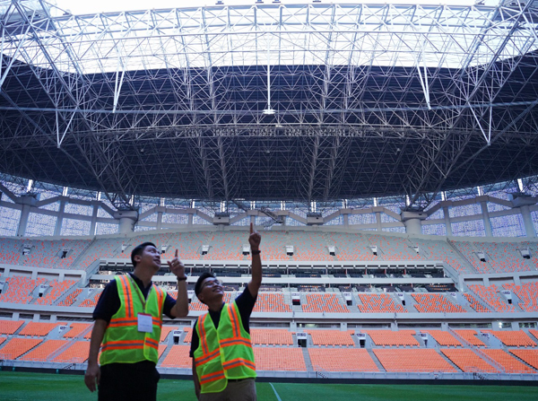 (Ki-ka) Business Development Manager PT NS BlueScope Indonesia Krisna Wijanarko dan Solution Sales Manager Marketing PT NS BlueScope Lysaght Indonesia Achmad Basuni meninjau bangunan Jakarta International Stadium (JIS) dalam rangkaian acara Construction Indonesia 2025 di Jakarta. Atap bangunan JIS menggunakan material Colorbond® XAL dengan ketahanan korosi tinggi, sehingga cocok untuk bangunan di wilayah pesisir pantai. foto dok. bluescope