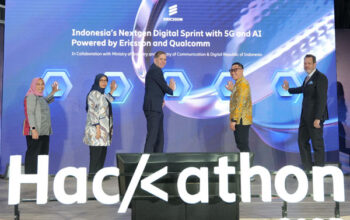 (Ki-ka) Restu Yuni Widayati, Direktur PIDI atau Kepala Pusdiklat SDM Industri, Nies Purwati, Senior Director Government Affairs Qualcomm International, Daniel Ode, President Director of Ericsson Indonesia, Singapore, Philippines, and Brunei, Ahmad Cahyo Nugroho, Ketua Tim Pilar Delivery & Capability PIDI 4.0, Daniel Blockert, Duta Besar Swedia untuk Indonesia, melakukan seremoni peluncuran Ericsson Hackathon 2025 dengan meletakkan tangan di layar sebagai simbol dimulainya kompetisi inovasi berbasis 5G dan AI (18/9). Melalui Ericsson Hackathon 2025, Ericsson dan para mitra percaya akan lahir talenta digital Indonesia yang mampu menciptakan solusi lintas sektor untuk mendukung transformasi digital nasional. foto dok. ericsson