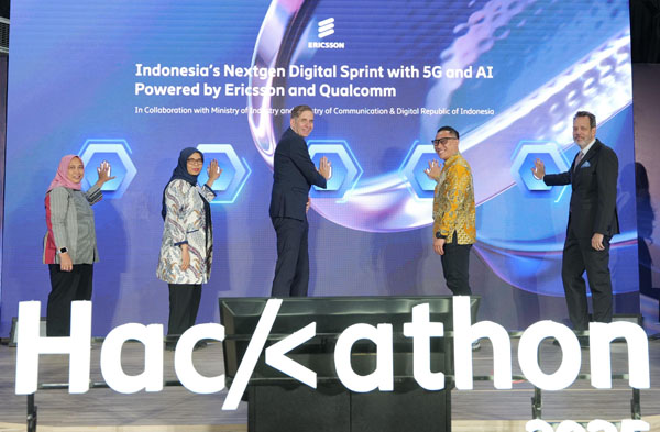 (Ki-ka) Restu Yuni Widayati, Direktur PIDI atau Kepala Pusdiklat SDM Industri, Nies Purwati, Senior Director Government Affairs Qualcomm International, Daniel Ode, President Director of Ericsson Indonesia, Singapore, Philippines, and Brunei, Ahmad Cahyo Nugroho, Ketua Tim Pilar Delivery & Capability PIDI 4.0, Daniel Blockert, Duta Besar Swedia untuk Indonesia, melakukan seremoni peluncuran Ericsson Hackathon 2025 dengan meletakkan tangan di layar sebagai simbol dimulainya kompetisi inovasi berbasis 5G dan AI (18/9). Melalui Ericsson Hackathon 2025, Ericsson dan para mitra percaya akan lahir talenta digital Indonesia yang mampu menciptakan solusi lintas sektor untuk mendukung transformasi digital nasional. foto dok. ericsson
