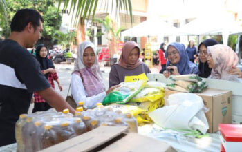 Warga Antusias Serbu Program Gampang Sembako On The Road di Kota Tangerang
