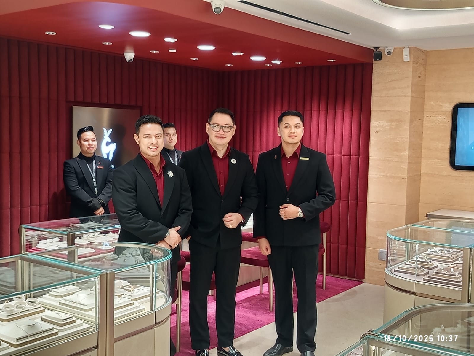 Rolly Sortanto tampak berfoto bersama usai acara peeesmian re-opening gerai Frank & Co Mal Kelapa Gading 2