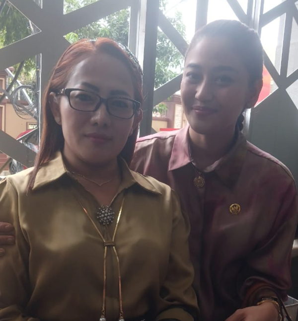 Tyas (berkacamata) dan kuasa hukumnya Lissa V, SH, foto dokpri