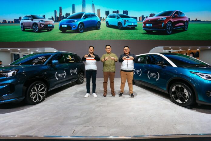  ki ka iqbal taufiqurrahman, product planning and strategy gac indonesia; andry ciu, ceo gac indonesia; valdo prahara, marketing communication & pr gac indonesia