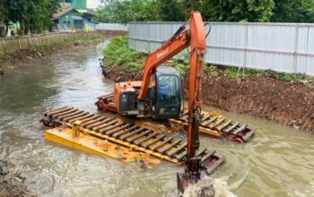 Cegah Banjir, Alat Berat Dikerahkan di Kali Angke Kota Tangerang