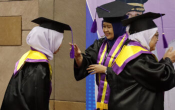 100 Lansia Resmi Diwisuda, Bukti Belajar Tak Kenal Usia
