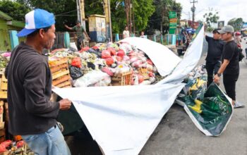 Tumpukan Sampah di Flyover Ciputat Ditangani dengan Terpal