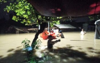 Brimob Bantu Evakuasi Warga Terdampak Banjir di Gempol