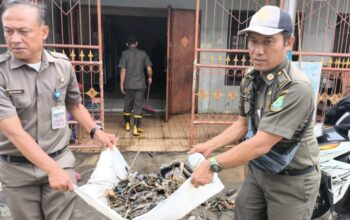 Satpol PP dan Linmas Gotong Royong Bersihkan Rumah Warga Periuk Pasca Banjir