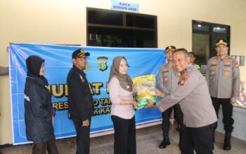 Jum’at Peduli, Polres Metro Tangerang Kota Berbagi Sembako untuk Ojol
