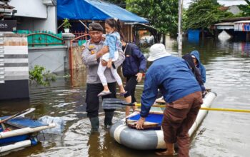 Polres Metro Tangerang Kota Evakuasi Warga Jatiuwung dengan Perahu Karet