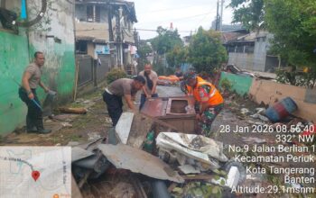 Cegah Banjir, Polsek Jatiuwung Pimpin Kerja Bakti Massal di Periuk Damai
