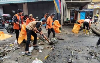 30 Personel DLH Tangerang Tangani Sampah Pascabanjir