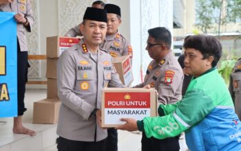 Jumat Peduli, Kapolres Metro Tangerang Kota Bagikan Paket Sembako untuk Ojol