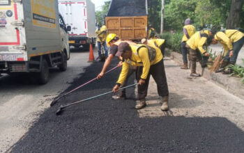 10 Titik Kerusakan di Jalan Marsekal Suryadarma Diperbaiki dengan Hotmix