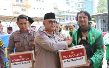 Kapolres Metro Tangerang Kota Bagikan Sembako untuk Ojol