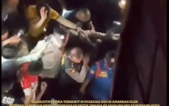 Polisi Gagalkan Upaya Percobaan Bunuh Diri dari Atas Papan Reklame di Jalan Daan Mogot