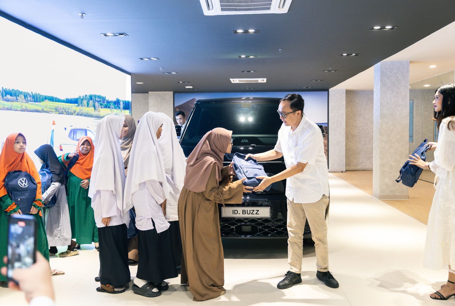 Showroom Volkswagen TB Simatupang Resmi Beroperasi, Hadirkan Mobil Listrik dan Fasilitas Lengkap