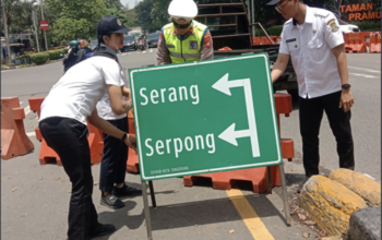 Jelang Mudik Lebaran, Pemkot Tangerang Pasang Rambu Penunjuk Jalan Portable
