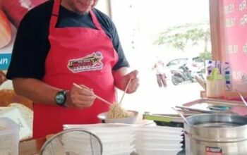 foto pendiri mie ayam bintang, yakni ayah dari daniel (pemilik saat ini), sedang melayani pelanggan. foto dok. dana