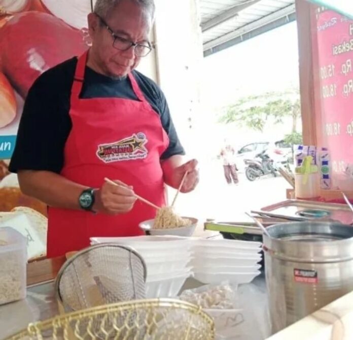 foto pendiri mie ayam bintang, yakni ayah dari daniel (pemilik saat ini), sedang melayani pelanggan. foto dok. dana