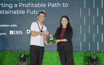 (Ki-ka) President Director PT TBS Energi Utama Tbk (TBS) Dicky Yordan dan SVP Sustainability DBS Bank Agnes Theresa meluncurkan Climate Transition Plan (CTP) oleh PT TBS Energi Utama Tbk (TBS). Peluncuran CTP ini menandai langkah strategis PT TBS Energi Utama Tbk dalam mencapai netralitas karbon pada 2030, dengan dukungan fasilitas pembiayaan berkelanjutan oleh Bank DBS Indonesia untuk mempercepat transisi energi rendah karbon di Indonesia. foto dok. tbs dan dbs