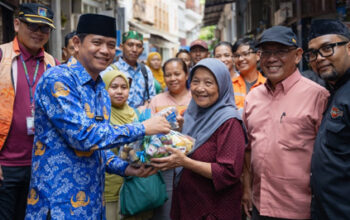 Blusukan di Krendang, Camat Tambora dan Wartawan Bagikan Jumat Berkah untuk Warga