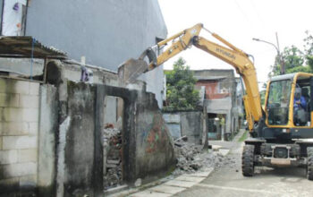 Pemkot Tangerang Bongkar 41 Bangunan di Bantaran Kali Angke untuk Cegah Banjir