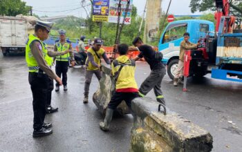 Satlantas Polres Metro Tangerang Kota Pasang Barrier Beton di Jembatan Bayur, Tekan Risiko Kecelakaan