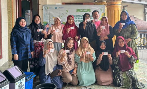 Ketua Jurusan TLM Dokter Citra dan Ibu Rt 003 beserta warga, foto dok. poltekkes banten