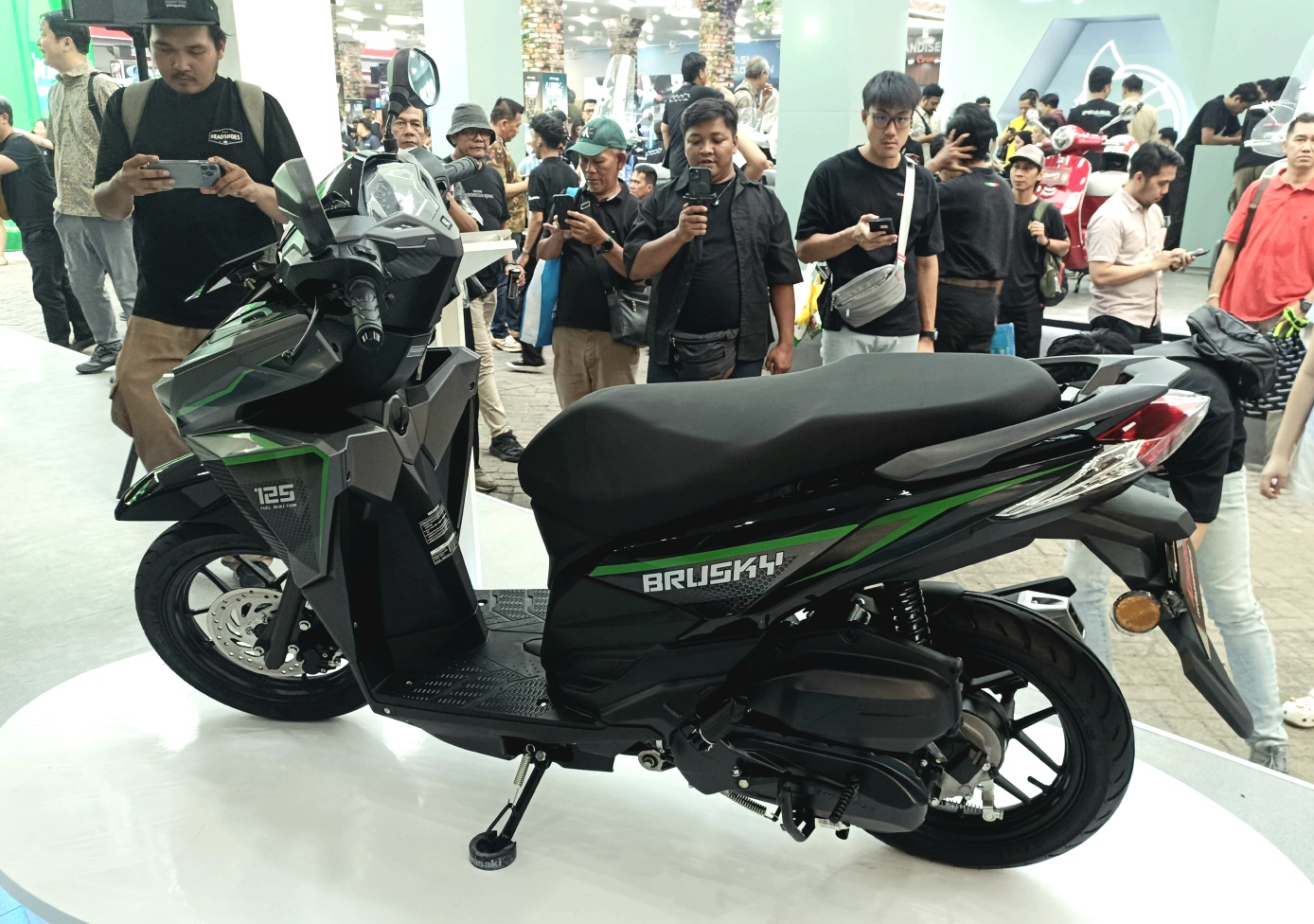 PRJ 2026: Kawasaki Hadirkan Skutik Pertama, Motor Trail, dan Kendaraan Offroad Canggih