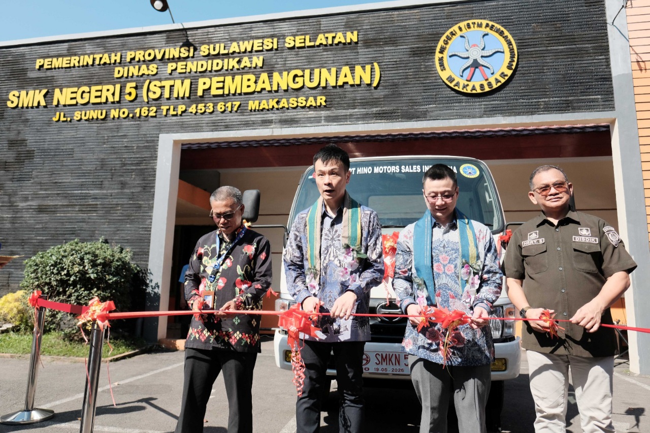 Bantu Siswa Pahami Teknologi Truk, Hino Serahkan Unit Hino 300 ke Sekolah Menengah Kejuruan