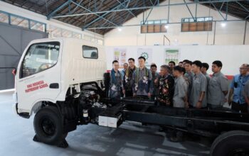 Bantu Siswa Pahami Teknologi Truk, Hino Serahkan Unit Hino 300 ke Sekolah Menengah Kejuruan