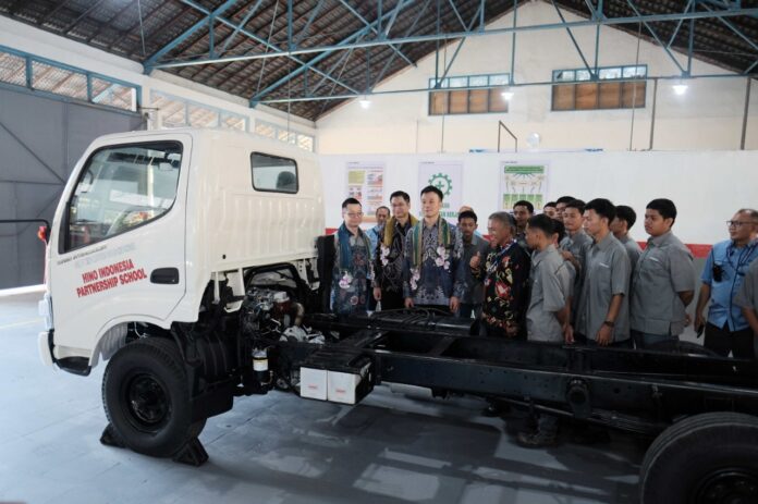 Bantu Siswa Pahami Teknologi Truk, Hino Serahkan Unit Hino 300 ke Sekolah Menengah Kejuruan