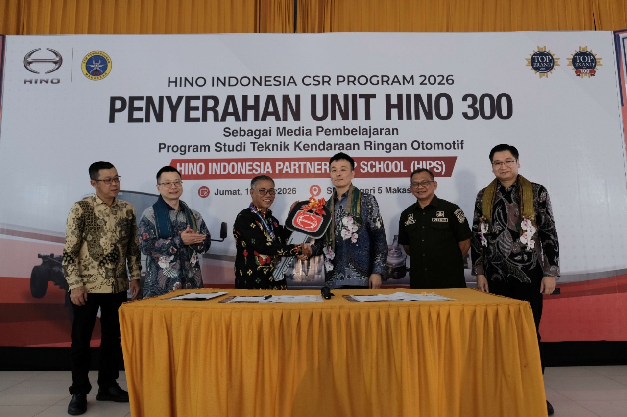 Bantu Siswa Pahami Teknologi Truk, Hino Serahkan Unit Hino 300 ke Sekolah Menengah Kejuruan
