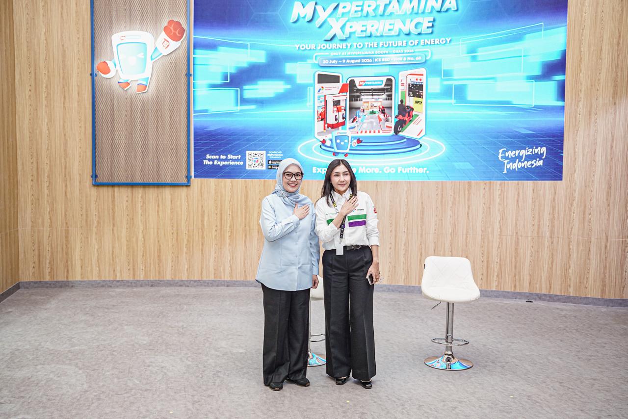 TANGERANG – Bagi Anda yang berkunjung ke GIIAS 2026, jangan lewatkan kehadiran PT Pertamina Patra Niaga di Hall 6 Booth 6B. Bertema “MyPertamina Xperience”, stan ini mengajak masyarakat mengenal ragam solusi energi yang lengkap, mudah diakses, dan ramah lingkungan. Kitty Andhora menjelaskan bahwa perkembangan dunia otomotif perlu didukung dengan penyediaan energi yang tepat dan layanan yang memudahkan pengguna. Lewat aplikasi MyPertamina, kini masyarakat bisa mengakses informasi produk, transaksi, hingga berbagai keuntungan loyalitas hanya dalam satu genggaman. Di stan tersebut, pengunjung bisa melihat berbagai jenis bahan bakar berkualitas yang mendukung performa kendaraan sekaligus menjaga kebersihan lingkungan. Ada juga informasi menarik mengenai pengembangan bahan bakar terbarukan yang akan menjadi bagian dari mobilitas masa depan. Tak hanya melihat produk, pengunjung juga bisa mencoba berbagai permainan seru secara gratis. Mulai dari simulasi mengisi bahan bakar yang presisi hingga merasakan sensasi membalap di sirkuit Mandalika lewat simulator balap MotoGP. Berbagai hadiah dan e-voucher MyPertamina juga menanti para peserta. Heppy Wulansari mengungkapkan antusiasme menyambut MotoGP di Mandalika. “Kami ingin membawa semangat balap lebih dekat ke masyarakat. Di sini pengunjung bisa cari tahu info lengkap, beli tiket, dan dapat penawaran khusus lewat aplikasi MyPertamina,” ujarnya. Aplikasi MyPertamina kini telah digunakan oleh jutaan orang di seluruh Indonesia. Segera lengkapi kunjungan Anda ke GIIAS 2026 dengan mampir ke stan MyPertamina dan nikmati kemudahan serta keseruannya hingga 9 Agustus nanti.