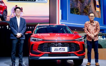  ki ka leo liu senior product director saic motors dan eko fachruroji head of product mg motor indonesia dengan mg zs hybrid 