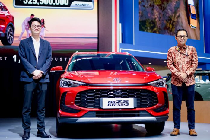  ki ka leo liu senior product director saic motors dan eko fachruroji head of product mg motor indonesia dengan mg zs hybrid 