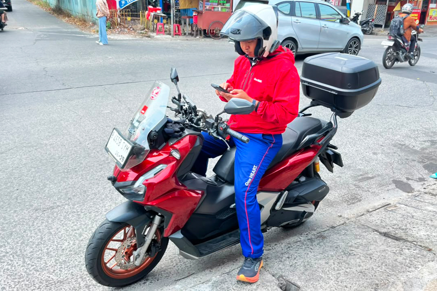 5 Cara Bijak Pakai Gadget Supaya Tetap Aman di Jalan