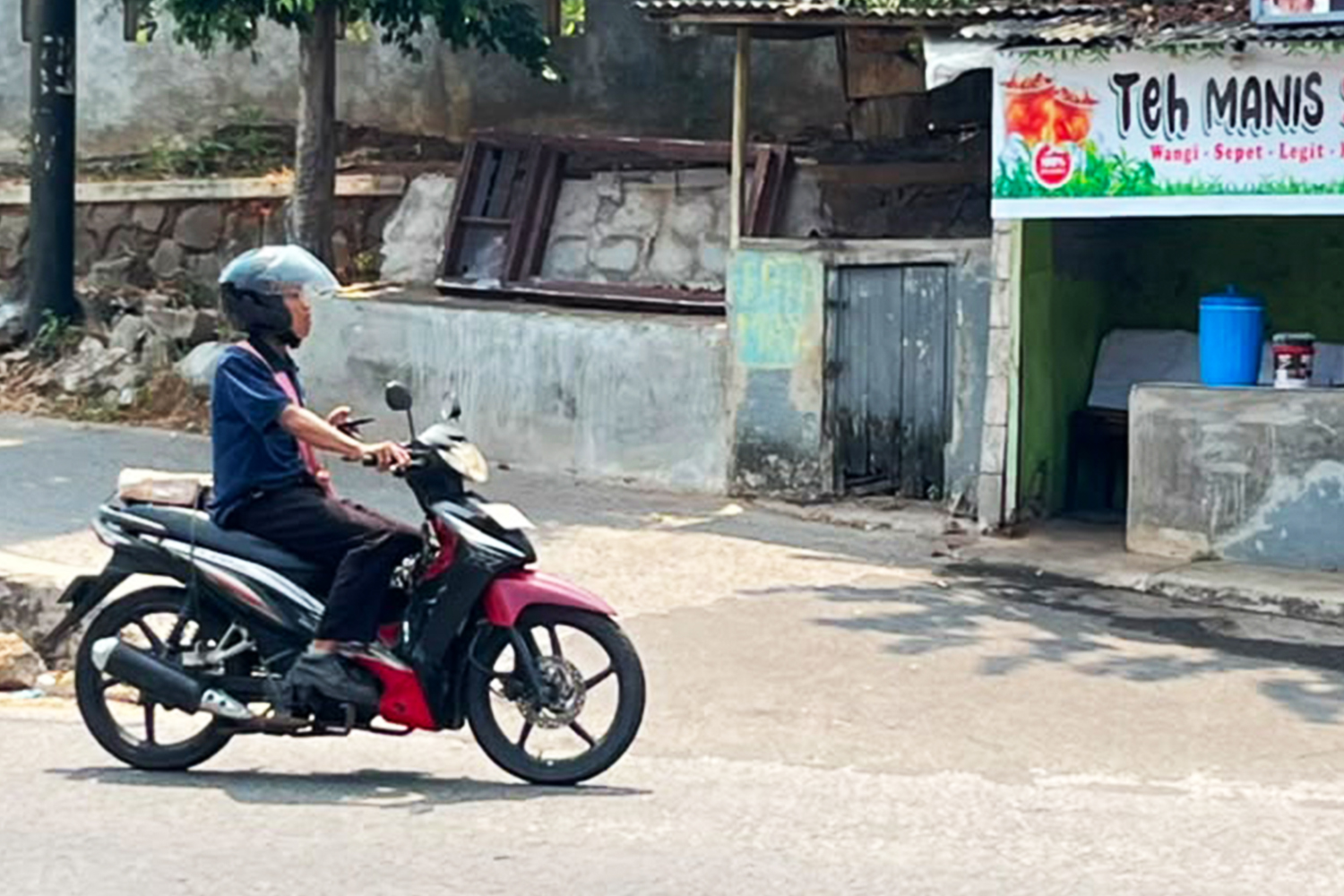 5 Cara Bijak Pakai Gadget Supaya Tetap Aman di Jalan